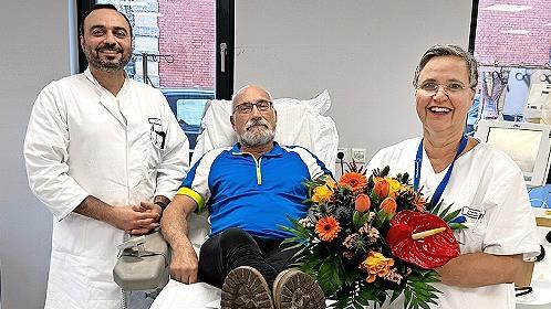 30 Jahre nach seinem „ersten Mal“ wurde Karl-Heinrich Burger für sein treues Engagement geehrt: Bei der 614. Spende überreichten Emad Al Moussa und Petra Fischer vom Blutspendeteam dem Jubilar einen bunten Blumenstrauß.