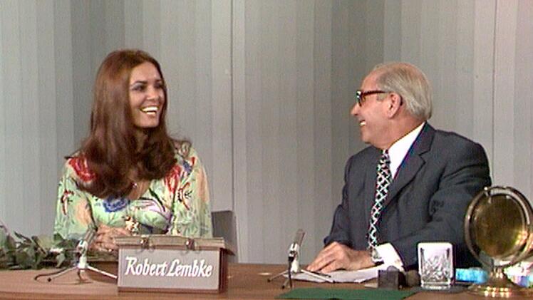 Am Ende von "Was bin ich?" war ein Stargast - hier die Sängerin Daliah Lavi - zu erraten. Lembkes Rateteam setzte Augenbinden auf, um den Gast nicht sehen zu können.