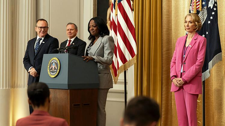 US-Pr&auml;sidentin Danielle Sutton (Viola Davis) wendet sich bei einer Pressekonferenz an die Journalisten.