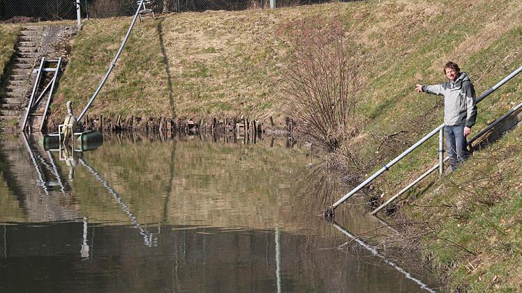Er erklärt das Prinzip der alten Teich-Anlage: Das Abwasser durchläuft drei Teiche, die hintereinander liegen.