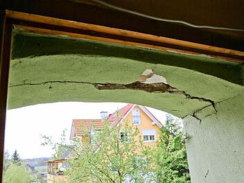Frisch verputzt und gestrichen war das Haus von Christian und Jutta Schleicher. Wer jetzt durch diesen Türbogen geht, muss aufpassen. Fotos: Barbara Herbst