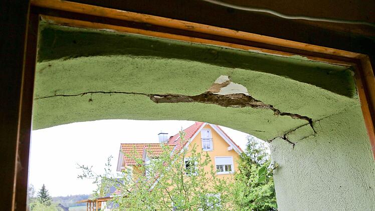 Frisch verputzt und gestrichen war das Haus von Christian und Jutta Schleicher. Wer jetzt durch diesen Türbogen geht, muss aufpassen. Fotos: Barbara Herbst