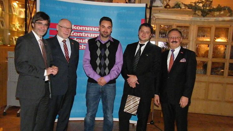 Johannes Emrich, Kfz-Techniker aus Schnaid (Hallerndorf) und Bertram Röhrer, ebenfalls Kfz-Techniker aus Weißenohe, Jungmeister, die geehrt wurden