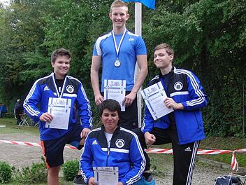 Die männliche B-Jugend-Mannschaft des ATS mit (hinten, von links) Florian Wermbter, Wolf Ernst und Paul Konrad wurde Süddeutscher Vizemeister im Rasenkraftsport. Vorne Hans Stenglein. Fotos: Walter Opavsky