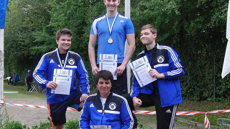 Die männliche B-Jugend-Mannschaft des ATS mit (hinten, von links) Florian Wermbter, Wolf Ernst und Paul Konrad wurde Süddeutscher Vizemeister im Rasenkraftsport. Vorne Hans Stenglein. Fotos: Walter Opavsky