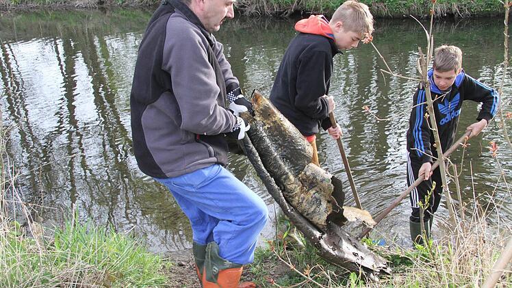 Ein Kraftakt, bei dem die Erwachsenen mithelfen mussten: Jürgen Schultheiß, Nick Erhardt und Max Grün.