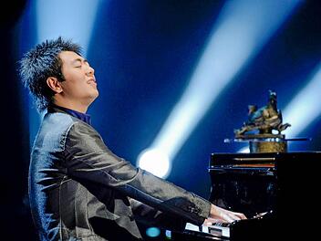 Lang Lang ist bereits in Bamberg - und spielt natürlich Klavier.  Foto: dpa/Archiv