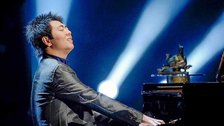 Lang Lang ist bereits in Bamberg - und spielt natürlich Klavier.  Foto: dpa/Archiv