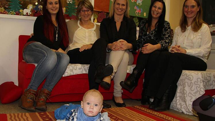 Tina Hempfling (Mitte) hat längst ein kompetentes Team an ihrer Seite - von links: Maria Wunderlich, Ellen Buchmeier, Nicole Wimmer (mit ihrem Sohn) und Birgit Popp (von links nach rechts). Foto: Sonny Adam