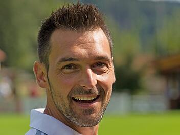 Der Trainer des DJK-SV Neufang, Alexander Schmidt, hat gut lachen, denn seine Mannschaft liegt in der Kreisklasse 4 vorne. Foto: Heinrich Weiß