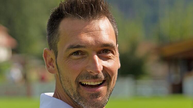 Der Trainer des DJK-SV Neufang, Alexander Schmidt, hat gut lachen, denn seine Mannschaft liegt in der Kreisklasse 4 vorne. Foto: Heinrich Weiß