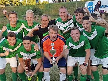 Nach der Meisterfeier ist vor der Meisterfeier: Der Jubel über die Kreisliga-Meisterschaft war noch nicht verklungen, da hatte der VfR Katschenreuth schon wieder Grund zur Freude. Die Mannschaft sicherte sich beim ASV Hollfeld den Erdinger-Meistercup und fährt nun zum Landesfinale. Im Bild sind (hinten,v. l.) Jonas Beszczynski, Marc Dippold, Trainer Detlef Zenk, Stefan Wettermann, Tobias Wagner, Dominik Angermann sowie (vorne, v. l.) Andre Leppert, Julian Angermann, Dominik Buss und Patrik Be...