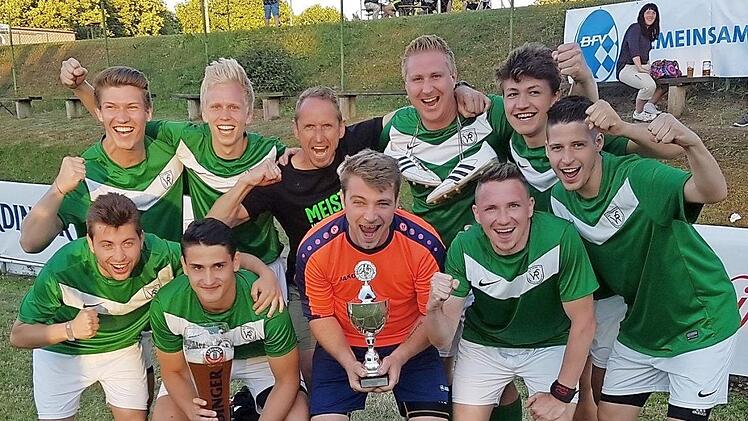 Nach der Meisterfeier ist vor der Meisterfeier: Der Jubel über die Kreisliga-Meisterschaft war noch nicht verklungen, da hatte der VfR Katschenreuth schon wieder Grund zur Freude. Die Mannschaft sicherte sich beim ASV Hollfeld den Erdinger-Meistercup und fährt nun zum Landesfinale. Im Bild sind (hinten,v. l.) Jonas Beszczynski, Marc Dippold, Trainer Detlef Zenk, Stefan Wettermann, Tobias Wagner, Dominik Angermann sowie (vorne, v. l.) Andre Leppert, Julian Angermann, Dominik Buss und Patrik Be...