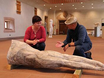 Galerist Thomas Pfarr bespricht mit der Bildhauerin Kornelia Thümmel die Präsentation ihrer Werke im Bildhäuser Abteigebäude.Heike Beudert