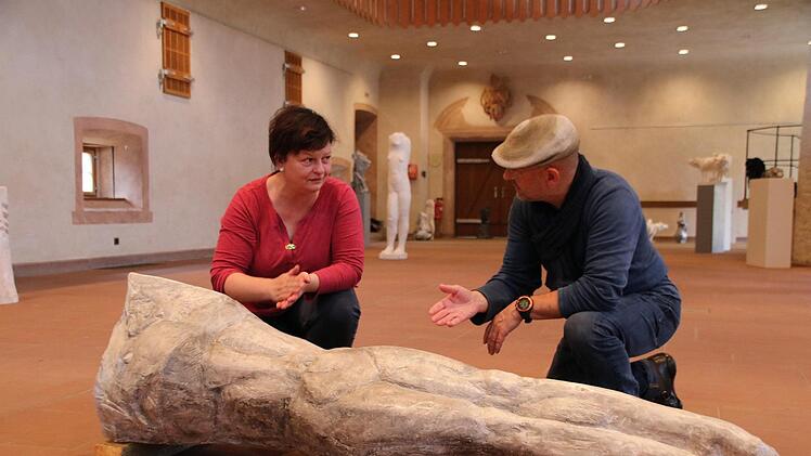 Galerist Thomas Pfarr bespricht mit der Bildhauerin Kornelia Thümmel die Präsentation ihrer Werke im Bildhäuser Abteigebäude.Heike Beudert