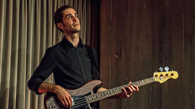 Ein Wiederhören mit der Singer-Songwriterin Ann Vriend gab es in Coburg. Am E-Bass begleitete Reid Thiel die Sängerin und Pianistin.Foto: Jochen Berger