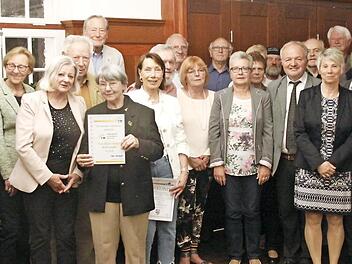Die geehrten &Uuml;ZL-Mitglieder mit den Vertretern der Freien W&auml;hler auf Landes- und Kreisebene  Foto: pr