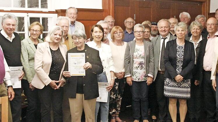 Die geehrten &Uuml;ZL-Mitglieder mit den Vertretern der Freien W&auml;hler auf Landes- und Kreisebene  Foto: pr