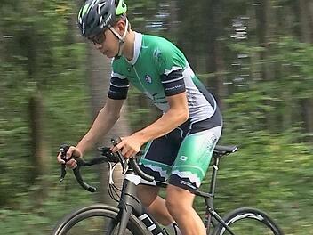 Julian Hatzold geht aus dem Sattel und sichert sich den oberfränkischen U17-Titel im Bergzeitfahren.  Foto: privat