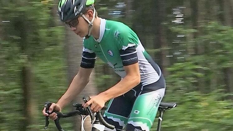 Julian Hatzold geht aus dem Sattel und sichert sich den oberfränkischen U17-Titel im Bergzeitfahren.  Foto: privat