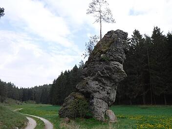 Das Trockental mit dem Spitzenstein bei Kleinziegenfeld ist ein malerischer Ort.  Foto: Otto Degen