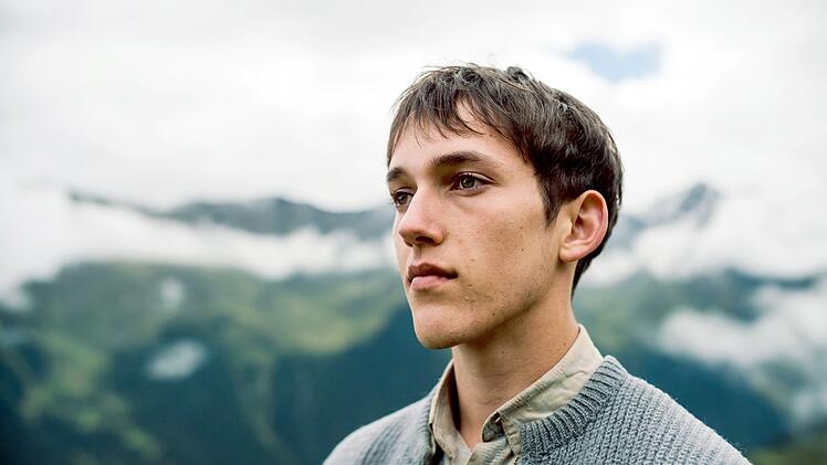 Elias (Jakob Mader) soll einmal den Hof seines Vaters übernehmen, eine in die Landwirtschaft passende Frau heiraten und ein von anderen vorgegebenes Leben führen.