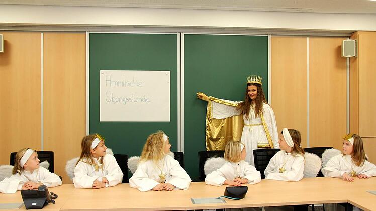 Die Adelsdorfer Engelchen und das Christkind Melissa (stehend) bei den Vorbereitungen, von  links:  Lena Mönius, Anna Commichau, Thessa Commichau, Lena Jendritzki, Sonja Reim und  Hanna Geier  Foto: Johanna Blum