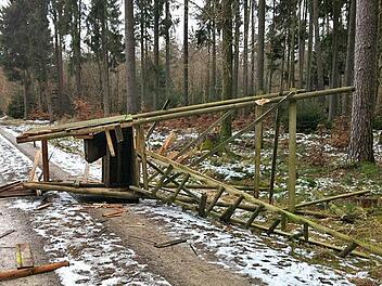 Ein umgekippter Jägersitz Foto: privat