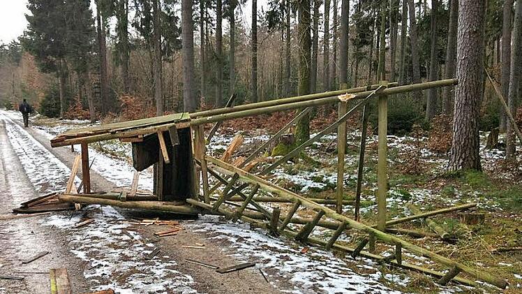 Ein umgekippter Jägersitz Foto: privat