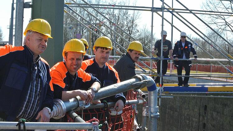 Zaungäste schauen sich den Einbau des ersten Schleusentores an. Das sieht man nicht so oft.