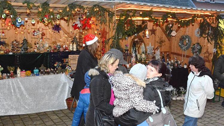 Die Weihnachsstände waren festlich beleuchtet.