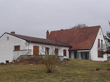 Eine vierte dezentrale Unterkunft vor Ort richtete das Landratsamt Haßberge in diesem Haus in der Max-Reger-Straße in Ebern ein. Bis zu 19 Personen können dort gemeinsam wohnen.  Foto: Johanna Eckert