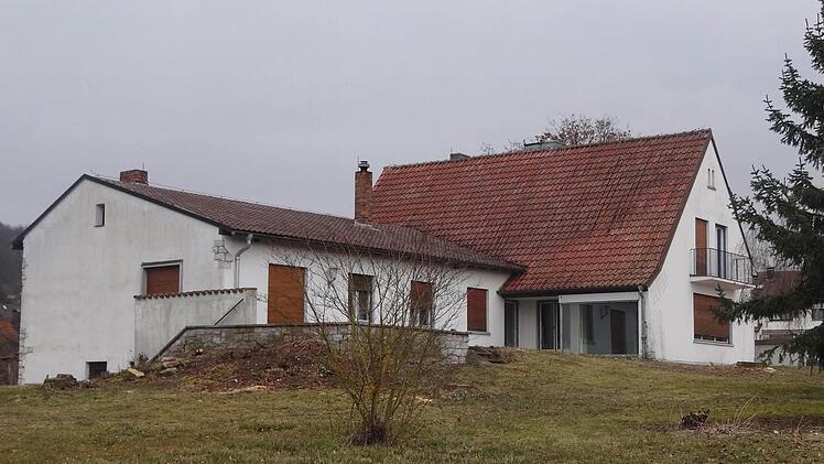 Eine vierte dezentrale Unterkunft vor Ort richtete das Landratsamt Haßberge in diesem Haus in der Max-Reger-Straße in Ebern ein. Bis zu 19 Personen können dort gemeinsam wohnen.  Foto: Johanna Eckert