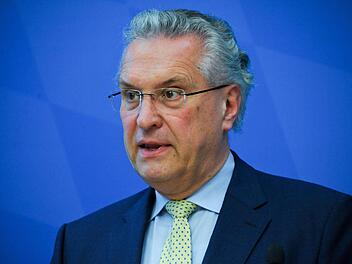 Bayerns Innenminister Joachim Herrmann war am Freitag zu einem Blitzbesuch in Bamberg. Er machte sich ein Bild vom Konversionsgelände. Foto: Simon Ribnitzky/dpa