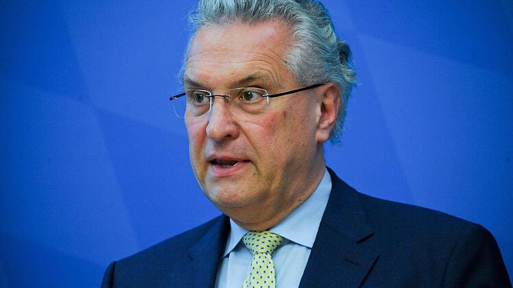 Bayerns Innenminister Joachim Herrmann war am Freitag zu einem Blitzbesuch in Bamberg. Er machte sich ein Bild vom Konversionsgelände. Foto: Simon Ribnitzky/dpa