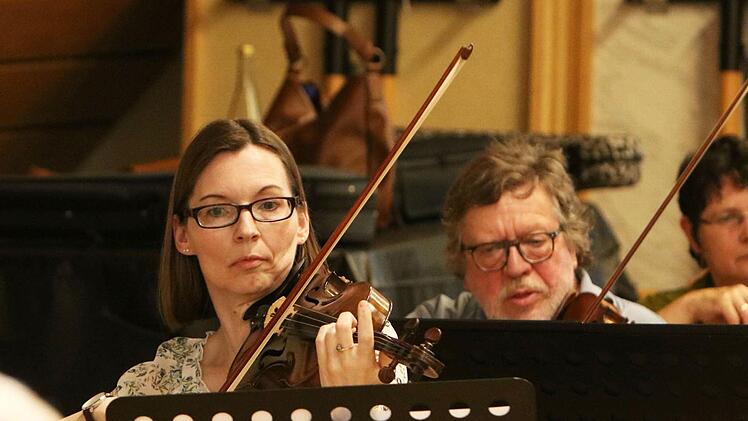 Intensiv bereitet sich das Orchester der "Musikfreunde Neustadt" auf sein Open-Air-Konzert am Sonntag (3. Juli) im Freibad vor.Foto: Jochen Berger