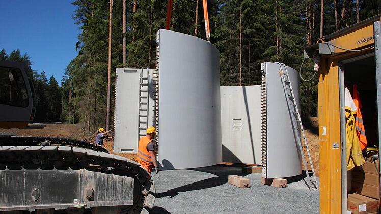 Der Raupenkran setzt die Beton-Halbschalen auf dem Lager auf.  Foto: Friedwald Schedel