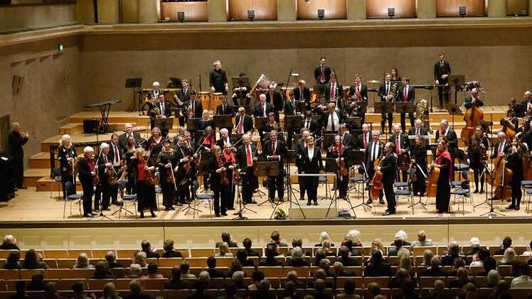 Das Collegia Musica Chiemgau unter der Leitung der Dirigentin Elke Burkert aus Kronach im M&uuml;nchner Herkulessaal Foto: privat