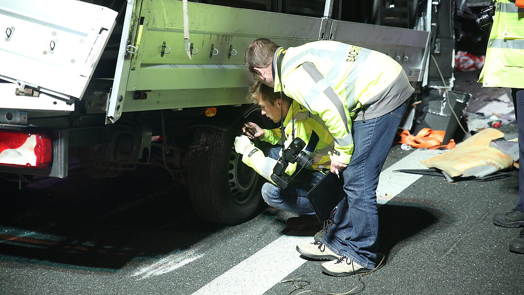 Kleintransporter rast in Lkw: Fahrer tödlich verletzt