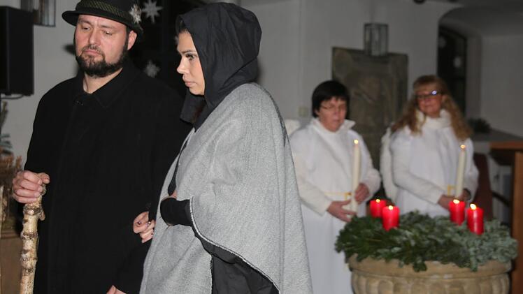 Ein Krippenspiel von Erwachsenen präsentierte am Heiligen Abend die Kirchengemeinde Heilgersdorf. Die Hauptrollen spielten Eva Lotte Braunreuther als Maria und Ullrich Schmidt als Josef. Im Hintergrund Susanne Dietz (rechts) und Susanne Heubner als Engel. Foto: Bettina Knauth