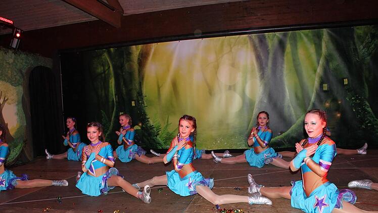 Die "Stellinas" wirbelten in farbenprächtigen Kostümen über die Bühne.Christiane Reuther