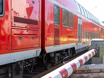 Zwischen Nürnberg und Würzburg ist der Zugverkehr aktuell gesperrt. Grund ist ein Brand am Bahndamm. Symbolbild, Foto: NEWS5 / Ittig