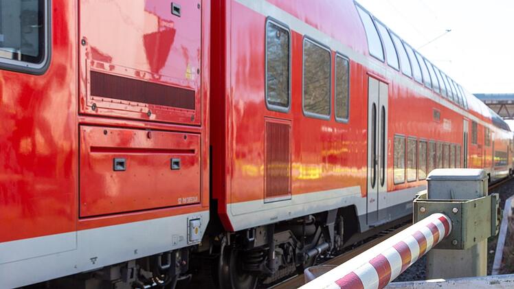Zwischen Nürnberg und Würzburg ist der Zugverkehr aktuell gesperrt. Grund ist ein Brand am Bahndamm. Symbolbild, Foto: NEWS5 / Ittig