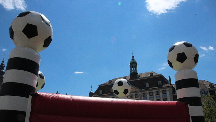 Impressionen vom Jubiläumsturnier des FC FED Olé auf dem Coburger Marktplatz.Oliver Schmidt