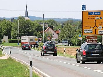 Ein Nadelöhr für den Verkehr ist der Kreisverkehr am Hirschaider Ortseingang: 40 000 Fahrzeuge rollen hier jeden Tag vorbei. Eine enorme Zahl. Nun soll der Kreisel erneuert werden - zusammen mit der Kreisstraße BA 27 (Maximilianstraße) zwischen dem Markt und Seigendorf. Eine Mammutaufgabe für die Planer im Landratsamt.  Foto: Sebastian Schanz