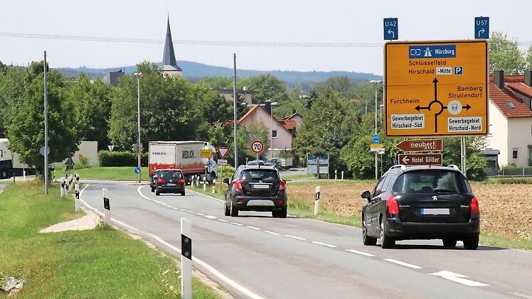 Ein Nadelöhr für den Verkehr ist der Kreisverkehr am Hirschaider Ortseingang: 40 000 Fahrzeuge rollen hier jeden Tag vorbei. Eine enorme Zahl. Nun soll der Kreisel erneuert werden - zusammen mit der Kreisstraße BA 27 (Maximilianstraße) zwischen dem Markt und Seigendorf. Eine Mammutaufgabe für die Planer im Landratsamt.  Foto: Sebastian Schanz