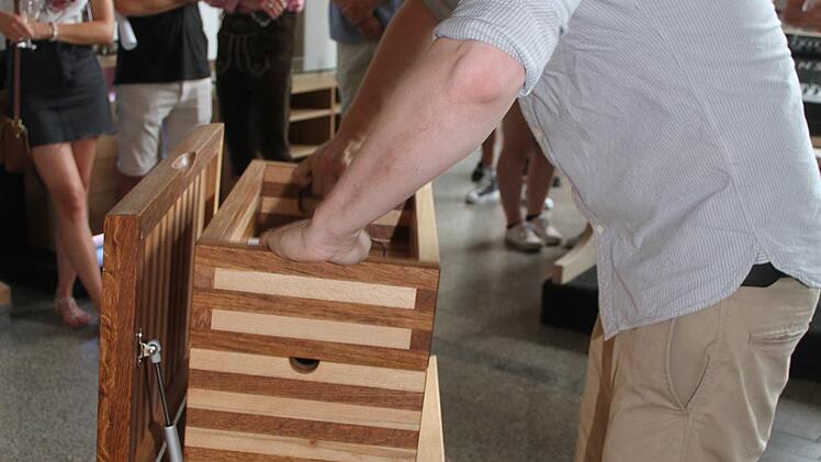 "Verflixte Klabauter" hat Matthias Feidner sein Nachttisch-K&auml;stchen aus heller Buche und dunkler Eiche genannt.