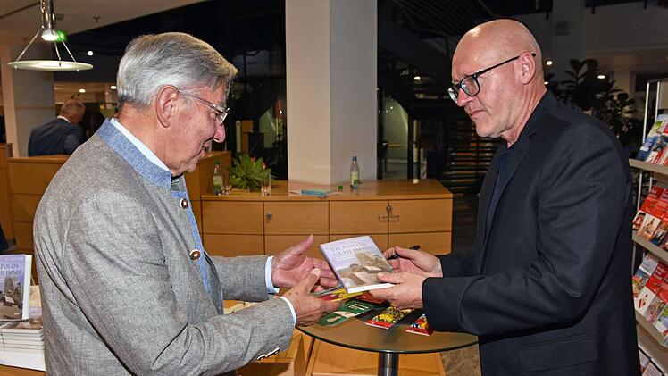 Gerne signierte der Autor Roman Rausch (rechts) bei der Eröffnung des 2. Literaturfestivals Haßfurt in der Sparkassengalerie in Haßfurt seine Bücher. Darüber freute sich Dr. Volker Grumbach (links).