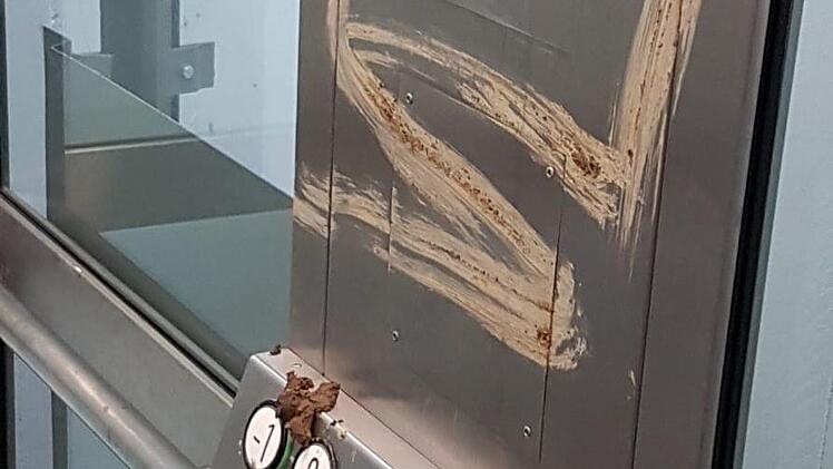 Kotschmierereien   am Bahnhof: ein Vandale terrorisiert seit Wochen die Bevölkerung in Zapfendorf. Foto: Markus Klein