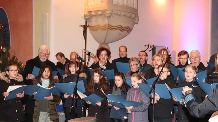 Der Chor mit Sandra Ruß als Dirigentin Foto: Johanna Blum